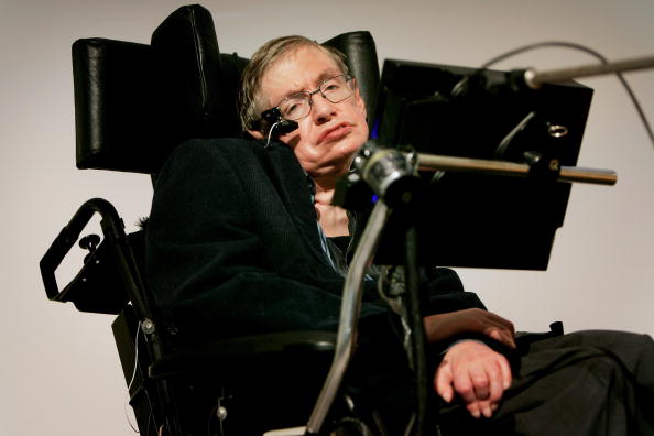 Stephen Hawking da un discurso en Londres, Inglaterra; el científico teme no ser bien recibido en Estados Unidos durante la era Trump. (Getty Images, archivo)
