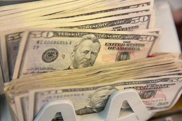 Recuento de dólares en una casa de cambio. (Getty Images, archivo)