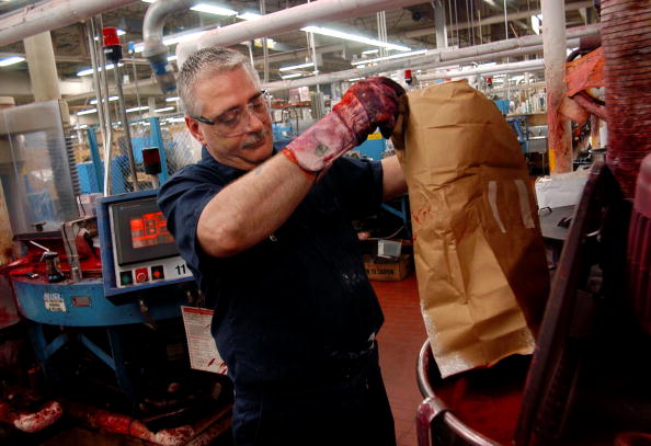 Obrero de Estados Unidos en una fábrica de crayolas; las solicitudes de apoyo por desempleo en Estados Unidos bajan menos de lo previsto (Getty Images, archivo)