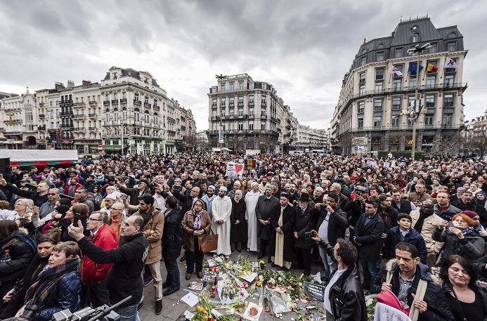 Ciudadanos belgas, víctimas y familiares de los que murieron en los atentados suicidas en Bruselas conmemoraron el primer aniversario de los peores ataques de su historia. (AP)