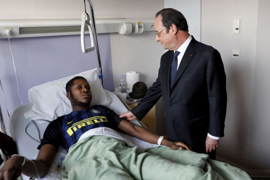 El presidente francés, François Hollande, visitó a Théo Luhaka, quien fue hospitalizado con un desgarro anal tras una detención policial. (@jpney/archivo)