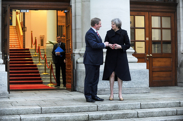 Theresa May, primera ministra de Reino Unido, y Enda Kenny, primer ministro de Irlanda. (Getty Images)