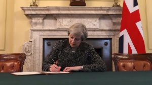 Theresa May firma la carta de activación del artículo 50 del Tratado de Lisboa.