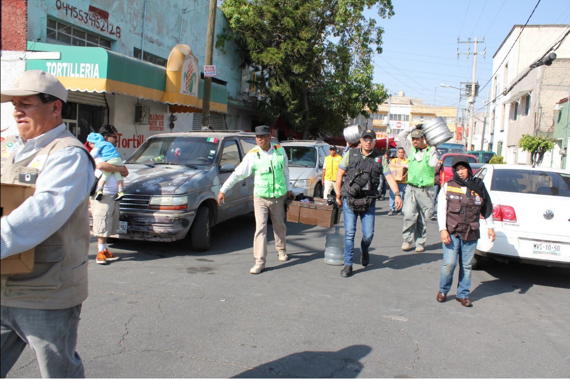 Personal de la delegación Iztapalapa realiza un operativo en el tianguis de la avenida Texcoco; decomisa 115 litros de alcohol y asegura 11 perritos (Twitter @LeslyBs1)