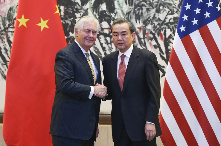 El ministro de Relaciones Exteriores de China, Wang Yi, estrecha la mano con el secretario de Estado estadounidense, Rex Tillerson, tras una conferencia de prensa conjunta en Beijing (Reuters)