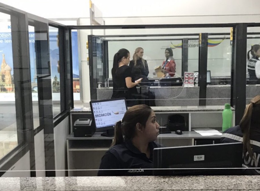 Lilian Tintori, esposa del encarcelado líder opositor venezolano Leopoldo López, difunde un video en redes sociales en el aeropuerto de Guayaquil, Ecuador (Twitter @liliantintori)