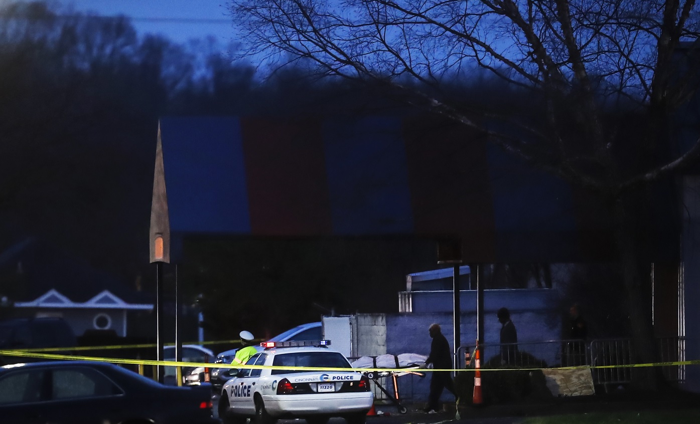 La policía acude a la escena del crimen afuera del club Cameo después de un tiroteo en Cincinnati, Estados Unidos (AP)