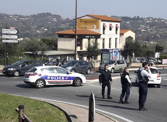 Los policías llegan al Instituto tras el ataque de un estudiante de la secundaria en Grasse, al sur de Francia. (AP)