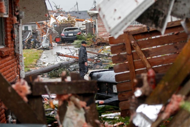 Un hombre camina entre casas destruidas tras el paso de tormentas en New Orleans, Estados Unidos (AP)