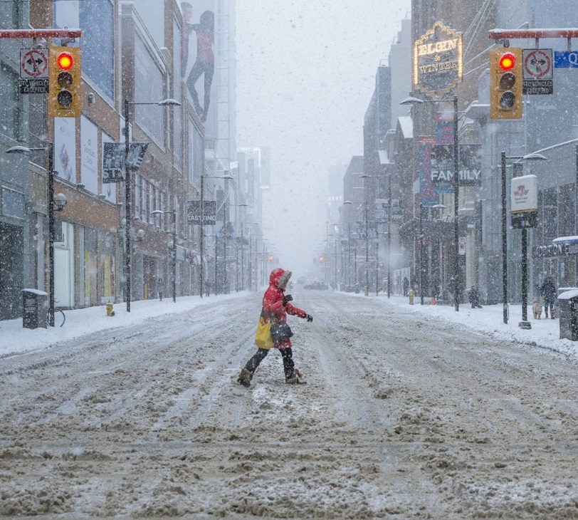 Las calles de Toronto registran en algunos puntos hasta 30 centímetros de nieve en las últimas horas, coincide con el inicio de las tradicionales vacaciones de marzo de familias canadienses (Twitter @ashtontekno)