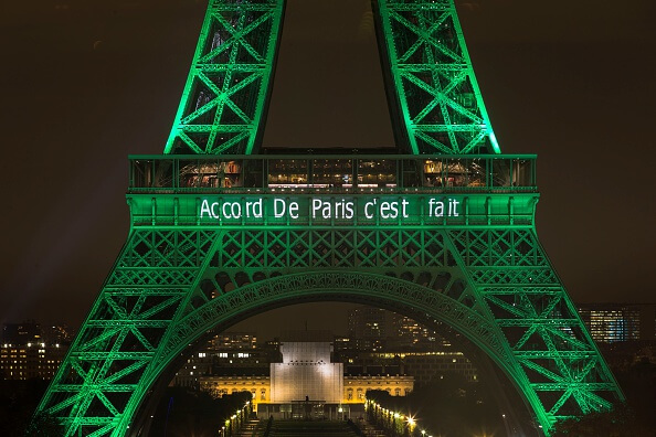 La Torre Eiffel se iluminó de verde durante la COP21. (Getty images, archivo)