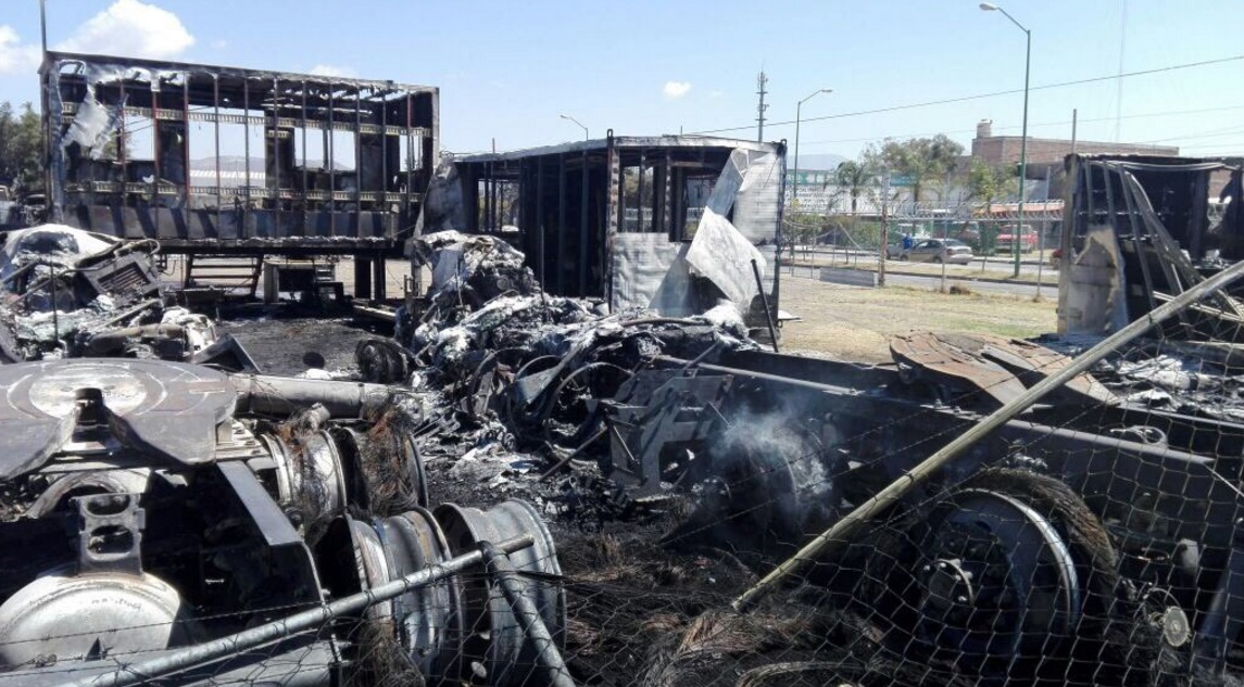 Un incendio en Guanajuato consumió por completo toneladas de desechos plásticos y más de 15 tractocamiones que estaban en el taller mecánico (Twitter @tv4guanajuato)