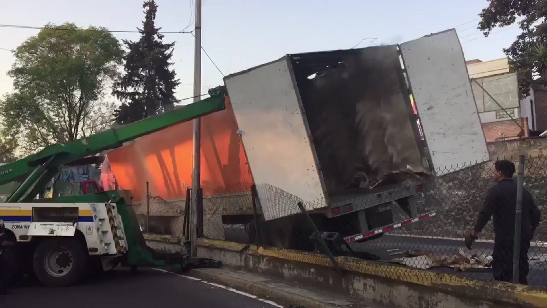 Tráiler con maquinaria vuelca sobre la salida a Cuernavaca; un vehículo cargado con abarrotes se accidentó en la misma zona esta semana (Twitter @jorgegonzalez00)