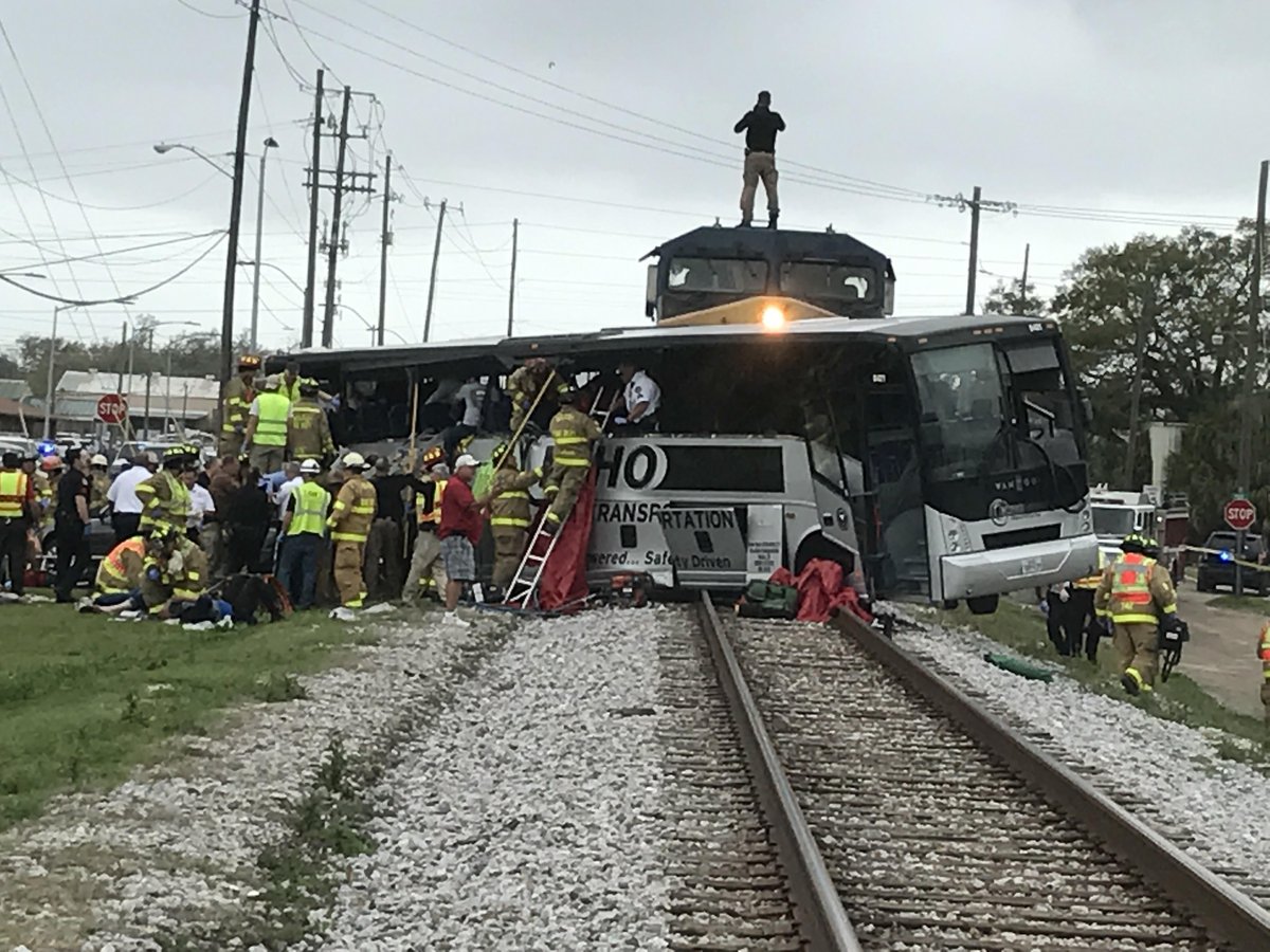 Tren embiste a un autobús en Mississippi, Estados Unidos.