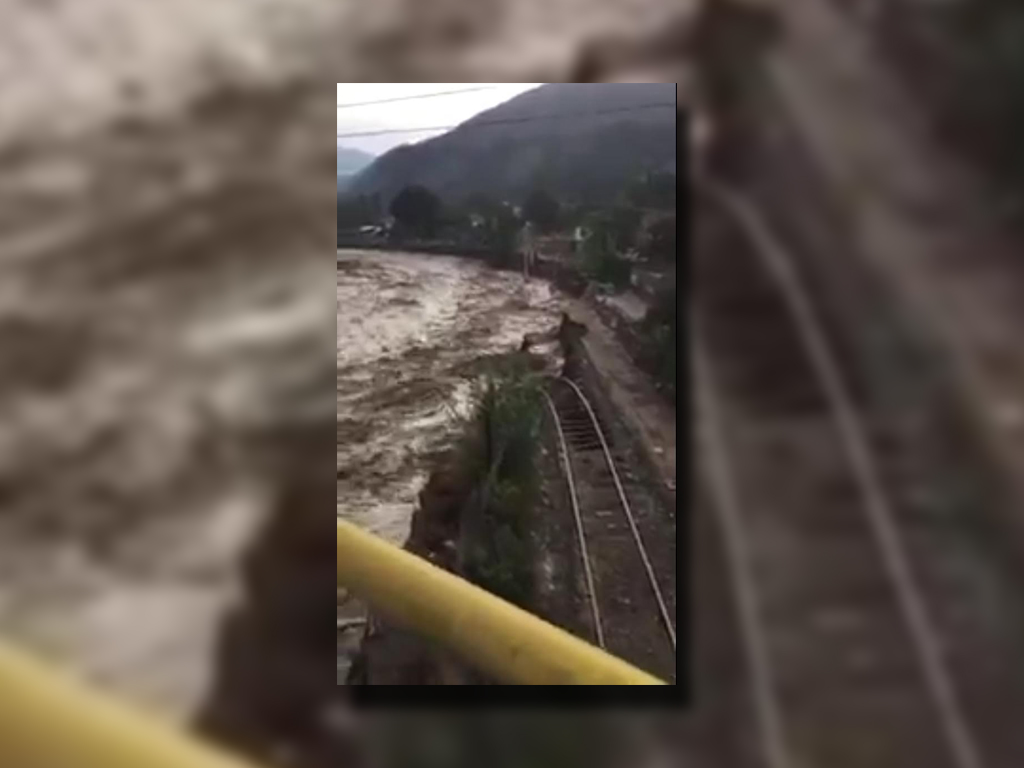Vías del tren afectadas por las fuertes lluvias en Chosica, Perú (Twitter @oviingemmet)