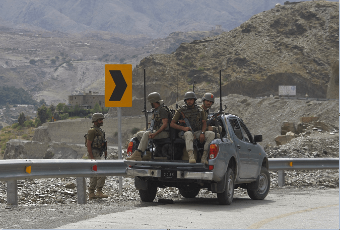 Tropas paquistaníes patrullan el paso de Torkham, el principal entre ambos países. (AP, archivo)