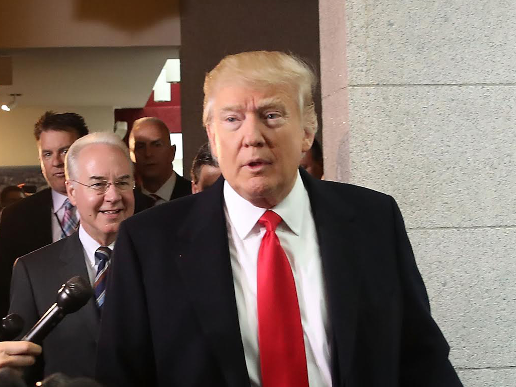 Donald Trump camina junto a periodistas a su salida de la Cámara de Representantes. (Getty Images)