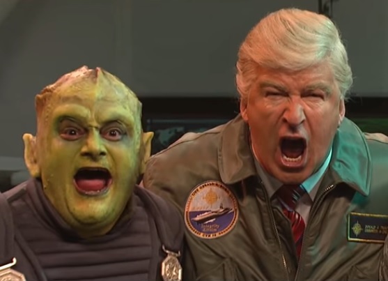 El cómico Alec Baldwin parioda al presidente Donald Trump durante una invasión extraterrestre en el programa Saturday Night Live (Foto: Saturday Night Live)