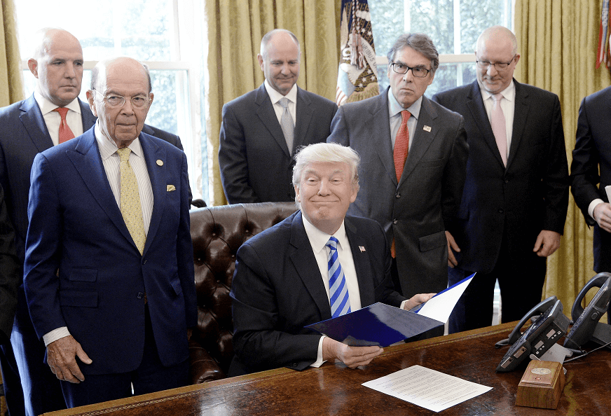 Trump durante una reunión del Consejo Económico Nacional en el despacho oval de la Casa Blanca en Washington. (EFE)