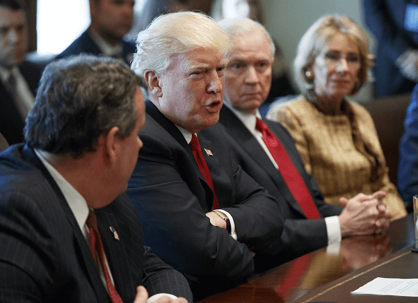 Trump durante una reunión en la Casa Blanca donde se analizó el problema de adicción a heroína y a opiáceos en EU. (AP)