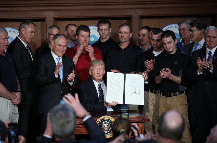 El presidente de Estados Unidos, Donald Trump, sostiene una orden ejecutiva que elimina las regulaciones del cambio climático de la era Obama (Reuters)