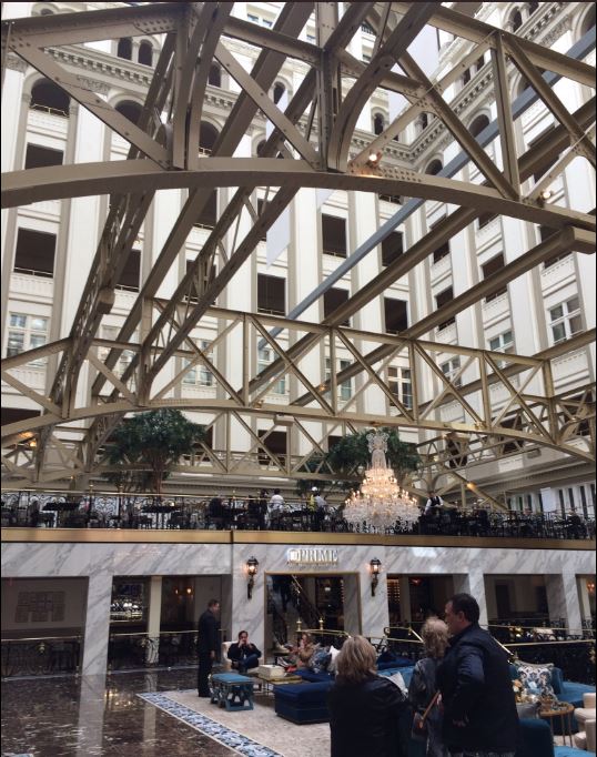 Interior del Hotel Trump, en Washington. (Twitter@CapaWashington)