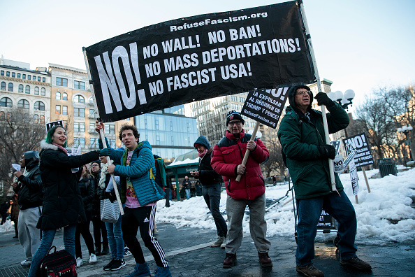 Un grupo de manifestantes protesta en Nueva York contra las medidas migratorias de Trump (Getty Images/Archivo)