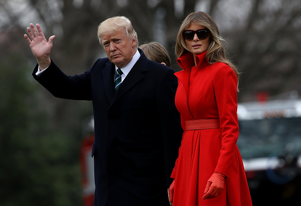El presidente estadounidense Donald Trump y la Primera Dama Melania Trump durante su partida a la Casa Blanca (Getty Images/Archivo)
