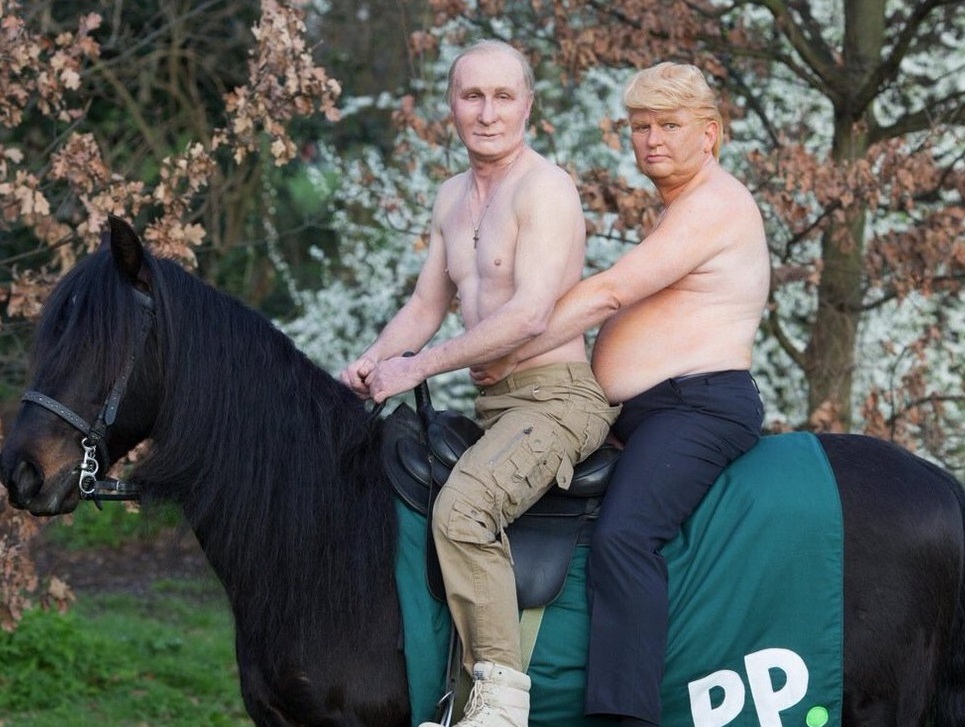 Trump y Putin cabalgan por las calles de Londres.