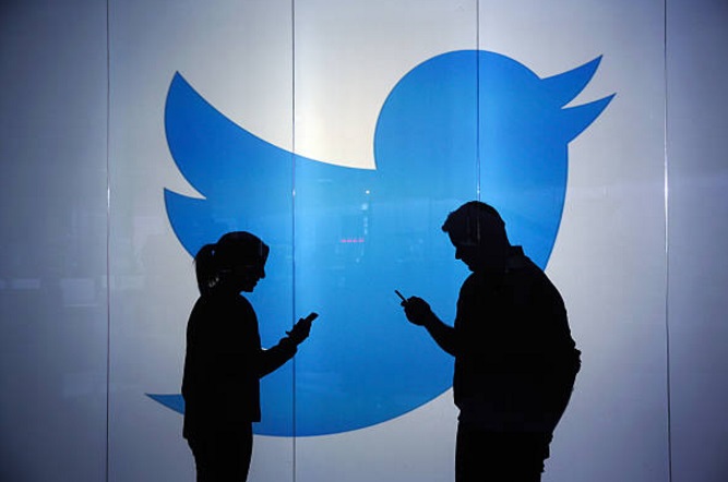 La gente comprueba sus cuentas de Twitter en dispositivos móviles (Getty Images)