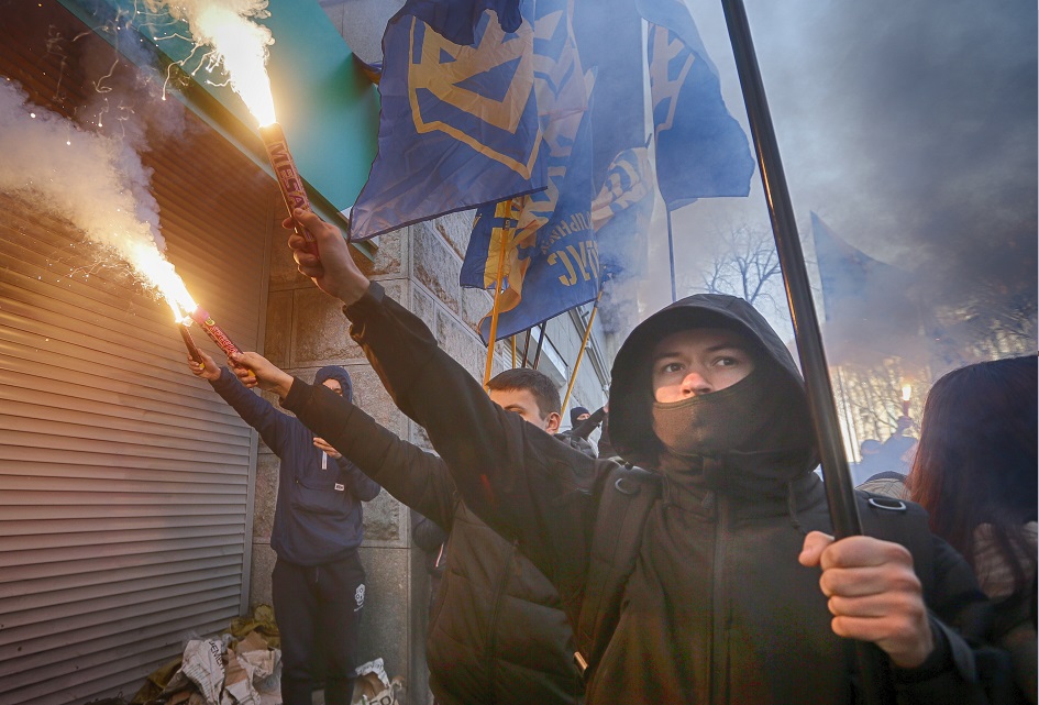 Activistas protestan frente a las oficinas de un banco ruso en Kiev; las autoridades de la Unión Europea prorrogan las sanciones contra Rusia por el conflicto en Ucrania (AP)