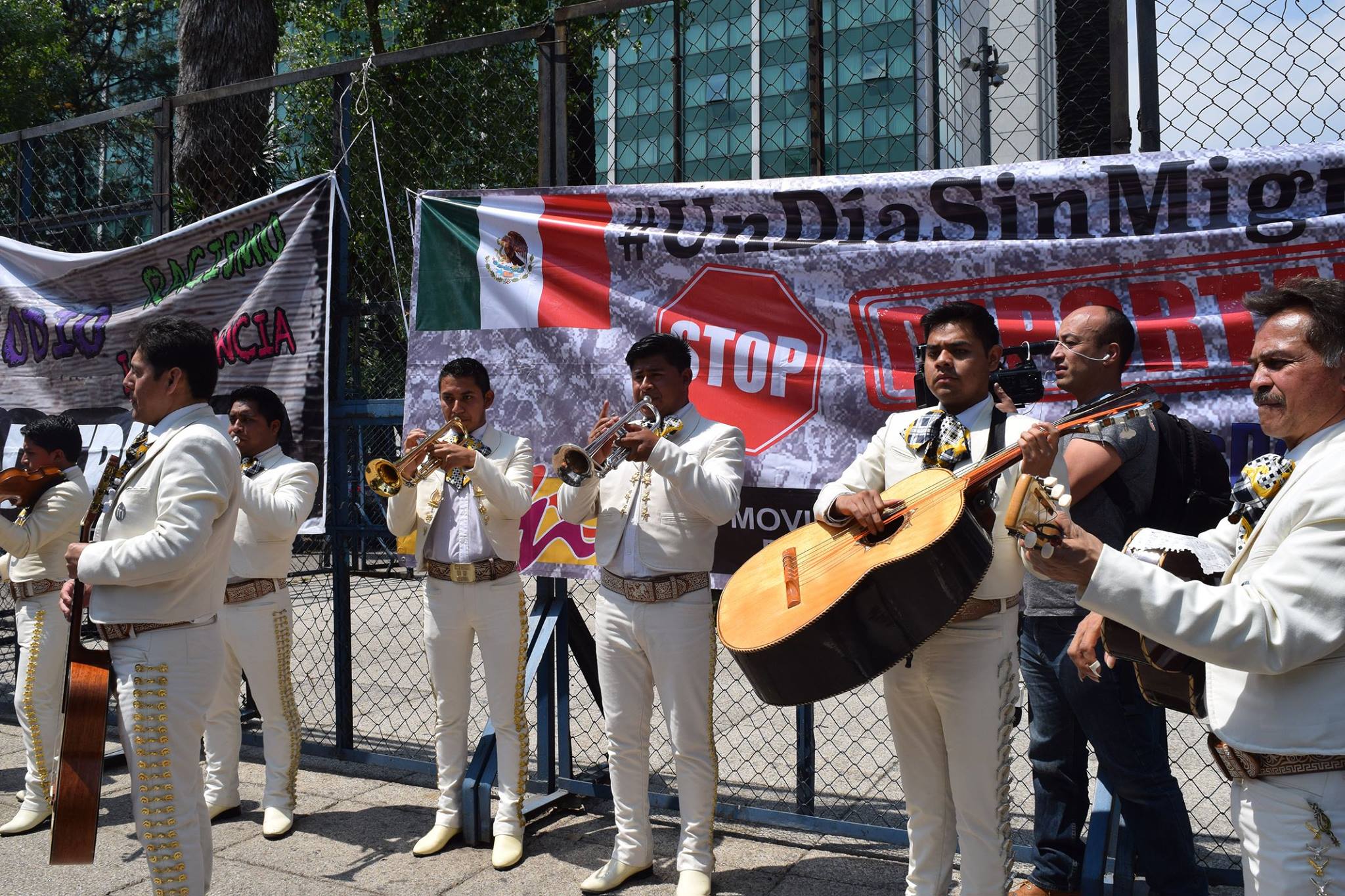 Un grupo de mariachis cantó el himno de Estados Unidos en la Ciudad de México.