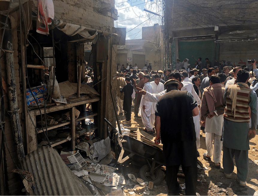Un grupo talibán perpetra un atentado cerca de una mezquita chií para mujeres en Pakistán. (Reuters)