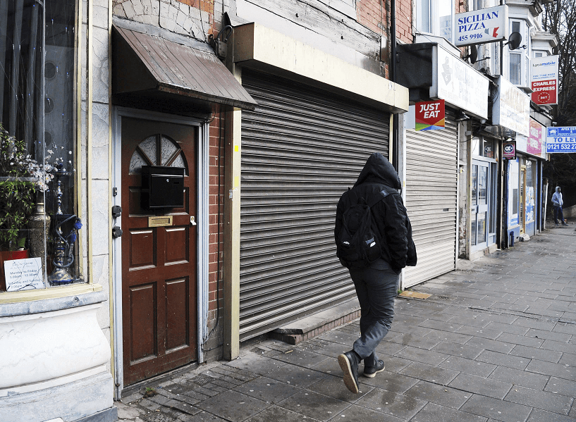 Un hombre camina por las calles de Birmingham, Reino Unido. (AP, archivo)