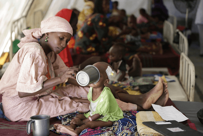 Una mujer alimenta a su hijo que sufre de desnutrición, en un un centro de alimentación dirigido por Médicos sin Fronteras en Maiduguri, Nigeria. (AP, archivo)