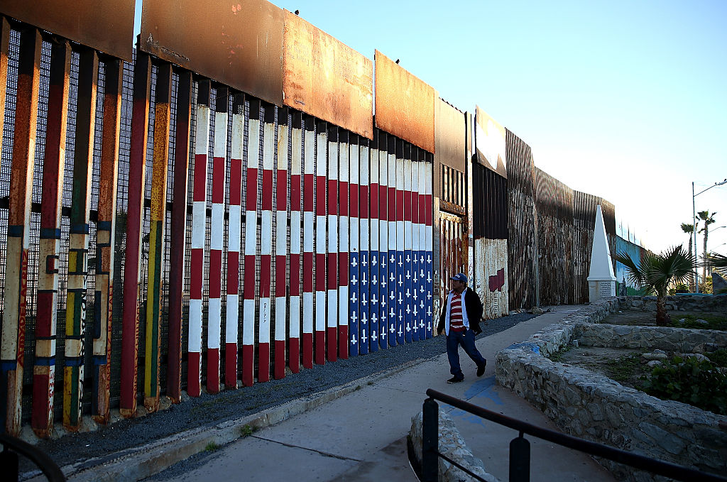 Una valla divide la frontera entre México y Estados Unidos.