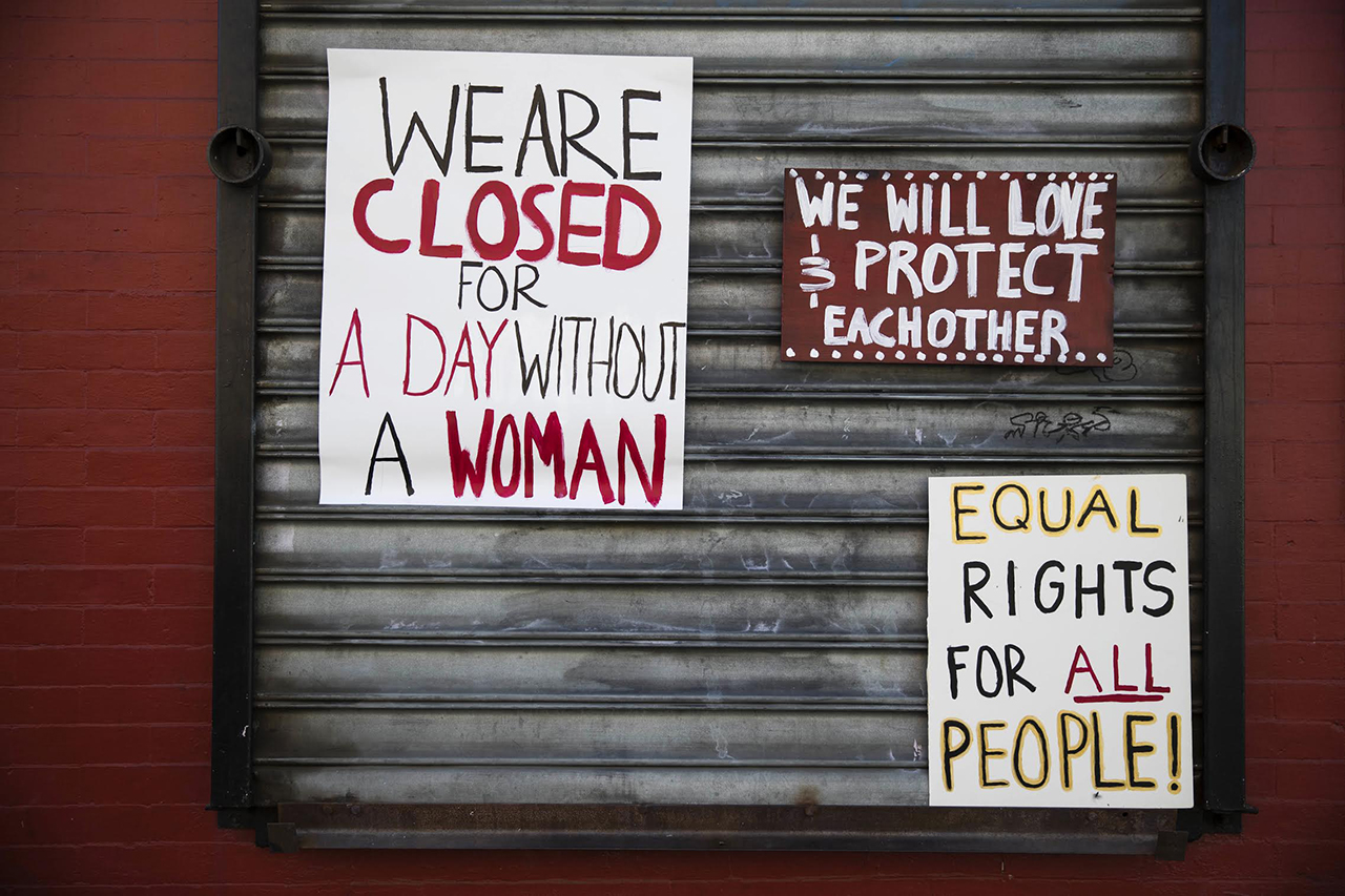 Un restaurante de Philadelphia luce letreros alusivos al Día sin mujeres en Estados Unidos. (AP)