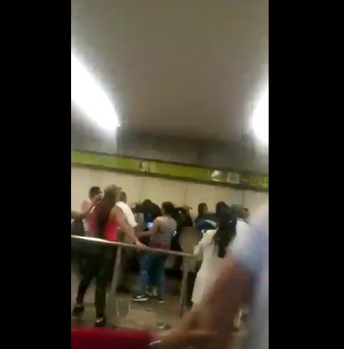 Se enfrentan vagoneros y policías del Metro en la estación Indios Verdes. (tomada de video)