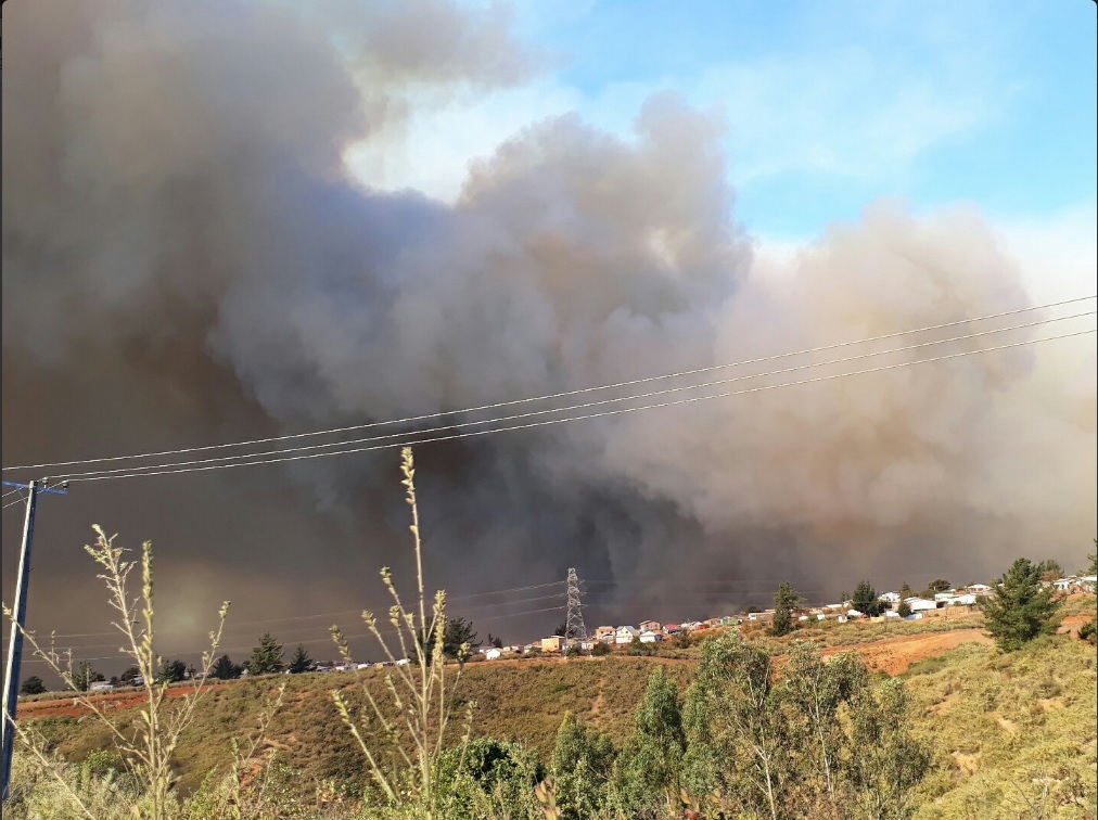 Incendio causa columnas de humo en Valparaíso, Chile; el fuego amenaza zonas residenciales (Twitter @angelacamilo12)
