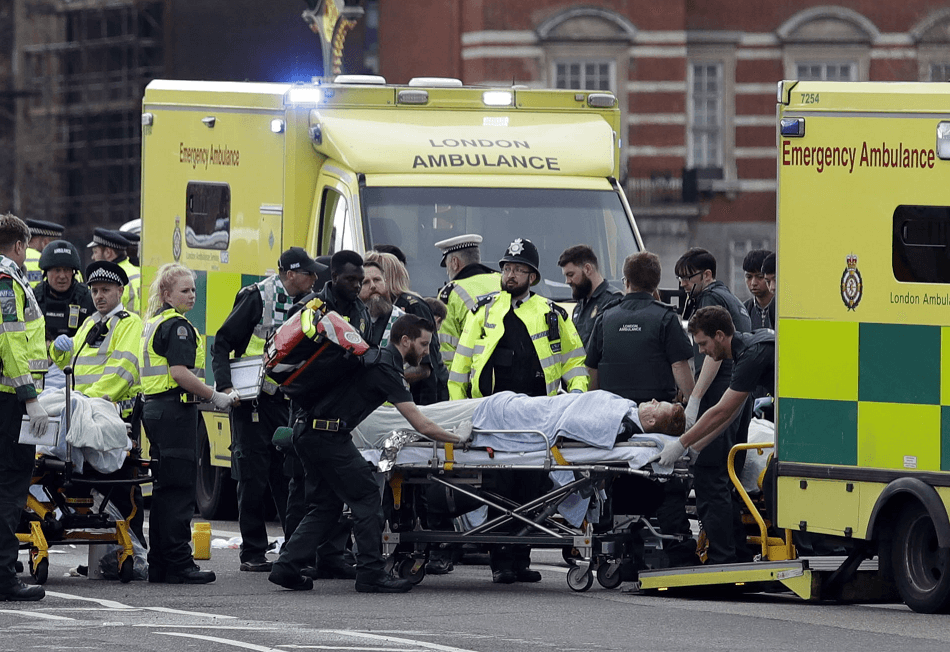 Varias personas resultaron heridas durante el atropellamiento masivo en el puente de Westminster. (AP)