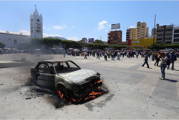 Tras quemar el automóvil, los manifestantes se retiraron. (Twitter @juanelo_28)