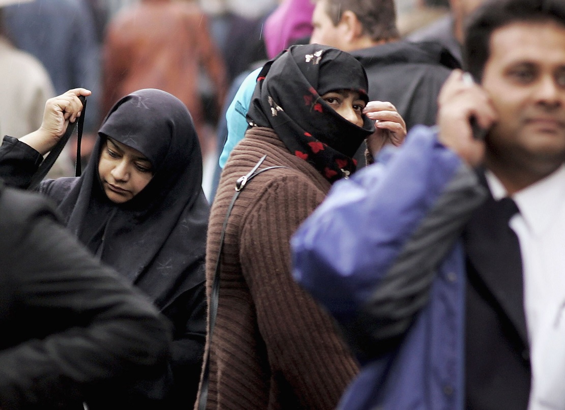 Mujeres musulmanas caminan en las calles de Londres, Inglaterra, con el ‘hiyab’ (Getty Images)