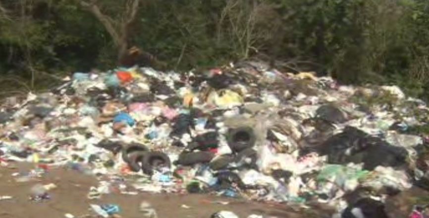 La basura es generada por algunos de los fraccionamientos ubicados en la periferia en la Congregación de Antón Lizardo del municipio de Alvarado (Noticieros Televisa)