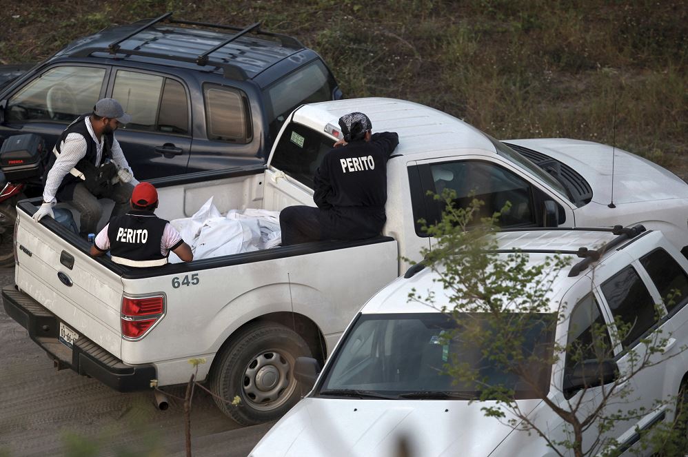 Servicios periciales trabajan en la exhumación e identificación de los restos encontrados en 8 fosas clandestinas en la localidad de Arbolillo, en el municipio de Alvarado, Veracruz. (AP, archivo)