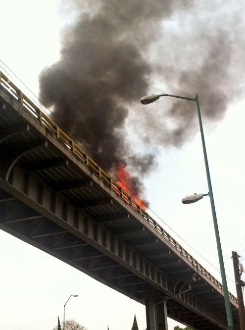 Un vehículo volcó y se incendió en la parte alta del puente en la Calle 47, de la colonia Ignacio Zaragoza, en la delegación Venustiano Carranza. (@Iberomed)