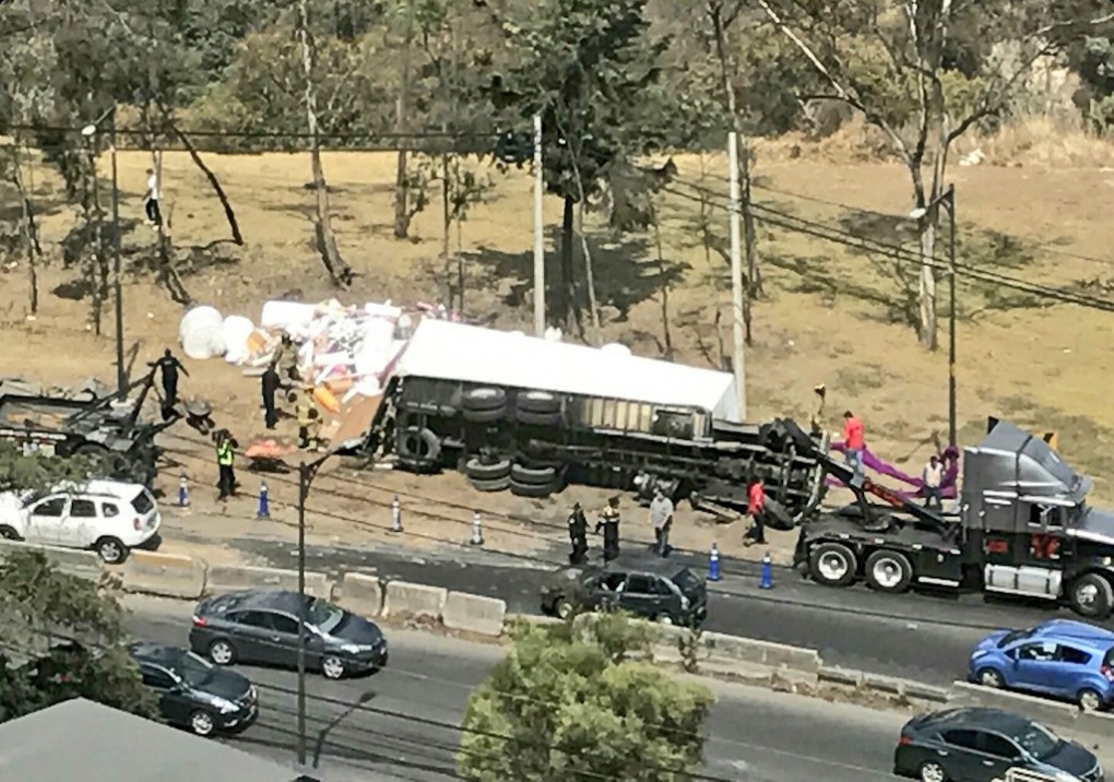 Camión cargado con material de mercería vuelca en Vista Hermosa, kilómetro 16 de la carretera México-Toluca (Twitter @Iberomed)