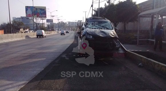 Vuelca automóvil en la México-Toluca (Twitter @OVIALCDMX)