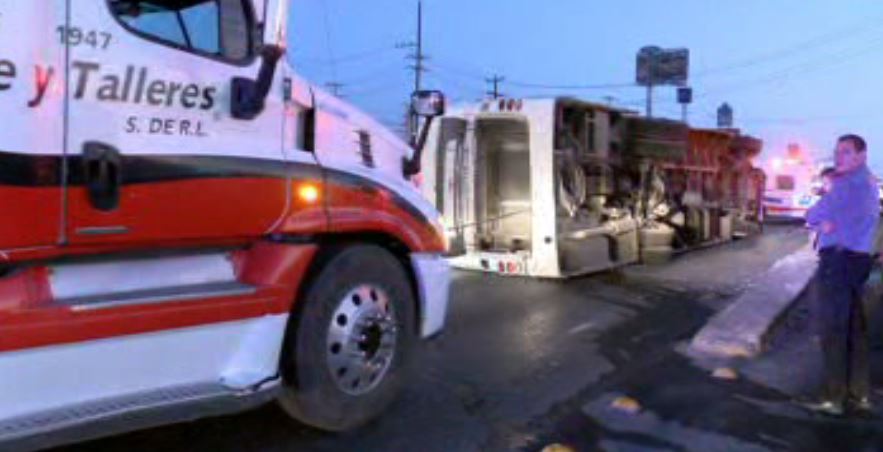 Vuelca camión de transporte de personal en Monterrey. (Noticieros Televisa)