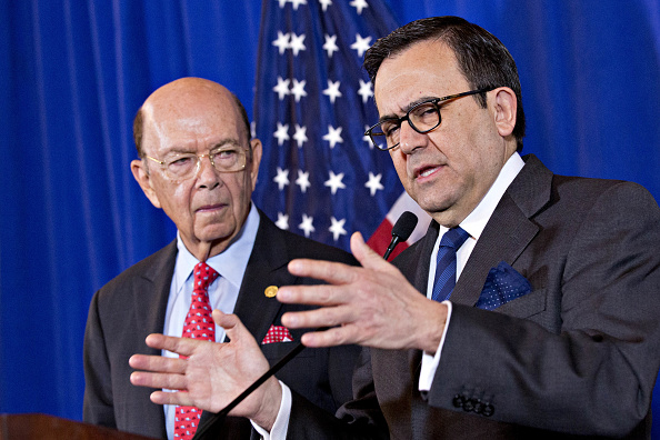 Wilbur Ross, secretario estadounidense de Comercio, e Ildefonso Guajardo, secretario mexicano de Economía. (Getty Images)