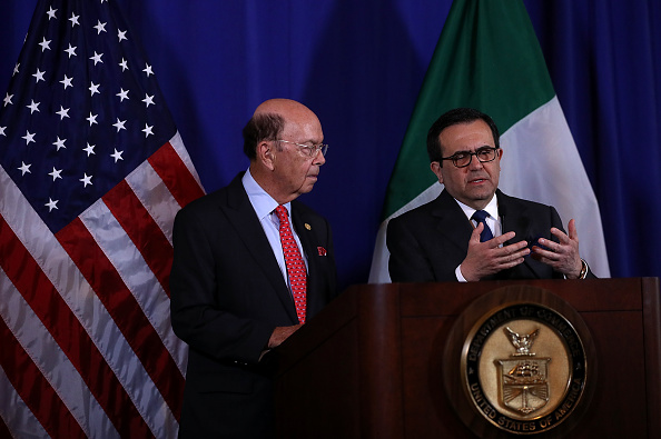 Wilbur Ross, secretario de Comercio de Estados Unidos, e Ildefonso Guajardo, secretario de Economía de México, en conferencia de prensa. (Getty Images)